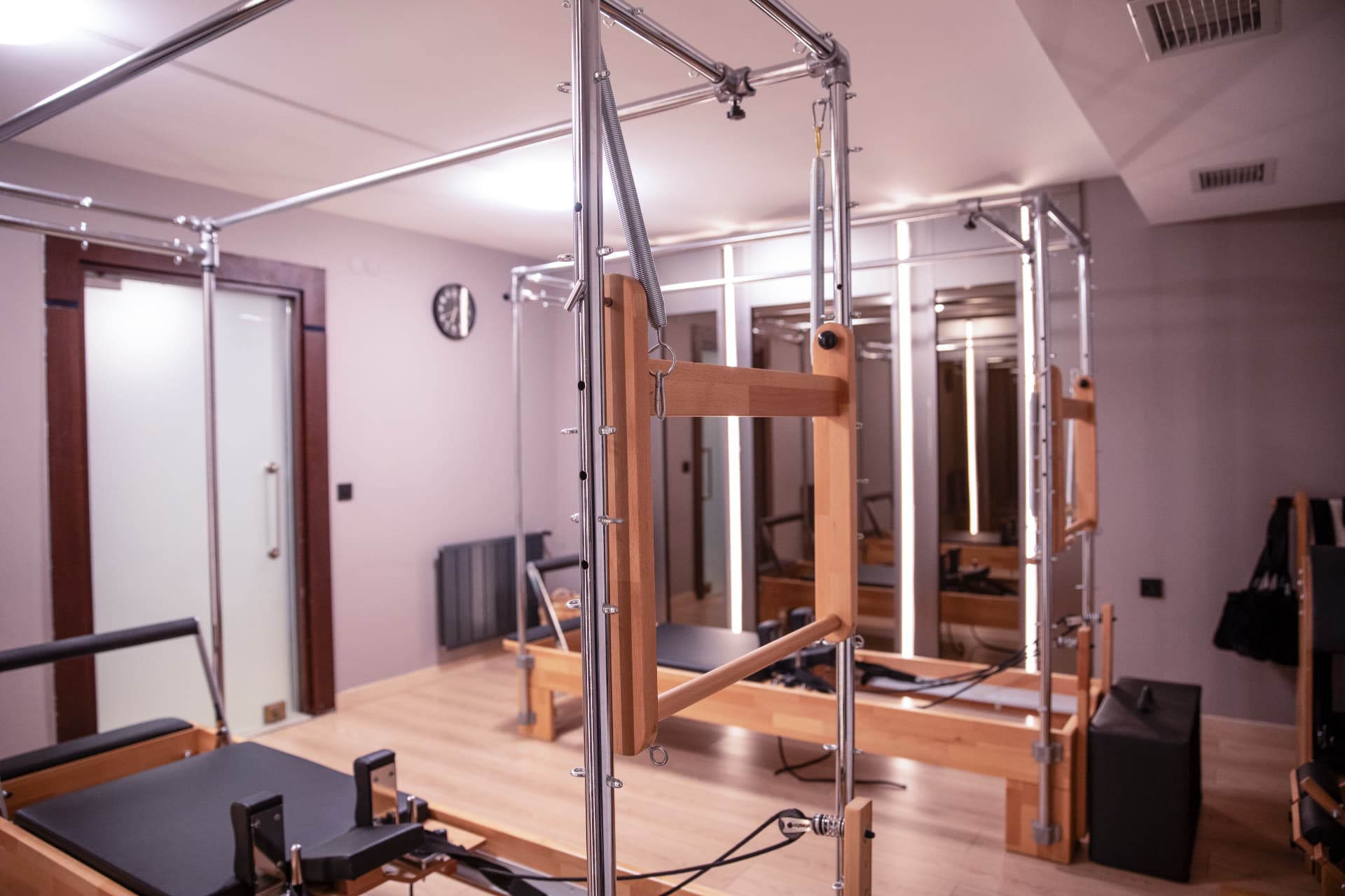 Reformer pilates aletlerinin bulunduğu kişisel antrenman alanı